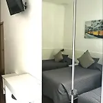 بيت ضيافة ريزيدينسيال مار دوس أكوريس 2* Lisboa